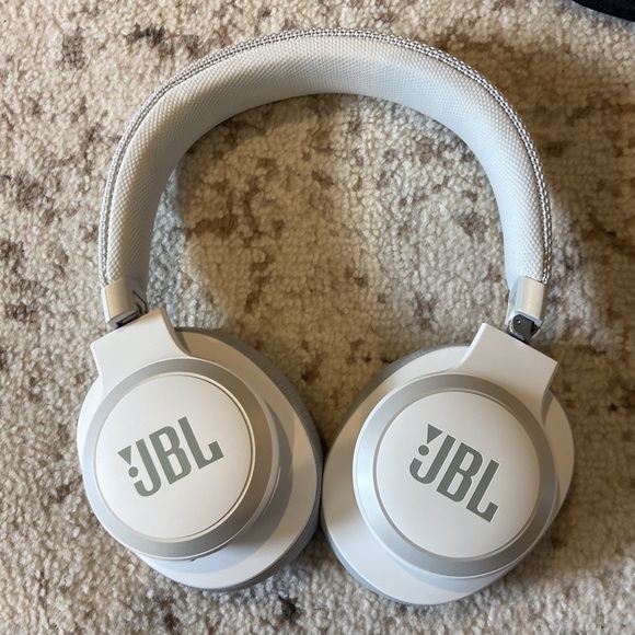 Bluetooth JBL headphones “LIVE650BT” white with hard shell case and cords/bags - Picture 2 of 6
